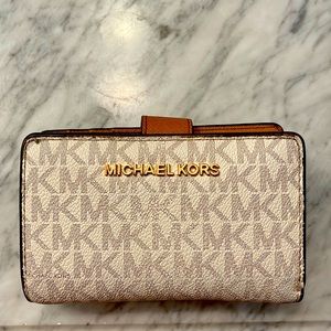 Hello I’m selling a Michael Kors wallet in shade nude nothing wrong with it
